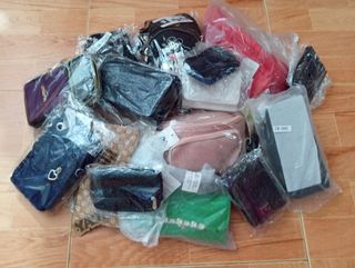 Lote 15 bolsos, carteras, etc...
Sólo 1'50€ unid.