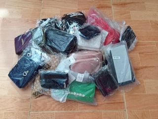 Lote 15 bolsos, carteras, etc...
Sólo 1'50€ unid.