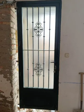 Puerta de hierro forjado con cristal