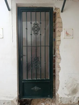 Puerta de hierro forjado con cristal