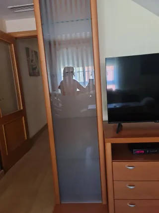 Vitrina de madera y cristal