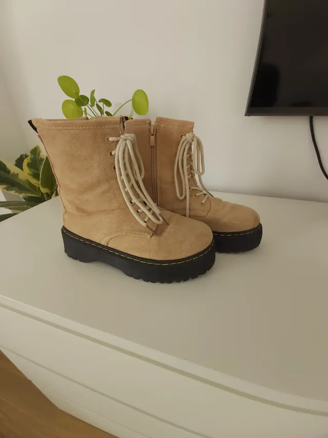 Botas camel con cremallera y cordones