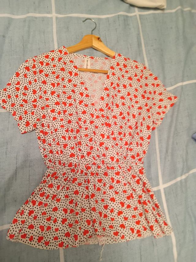 Camiseta blanca con corazones rojos