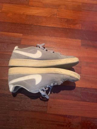 Zapatillas Nike grises y blancas