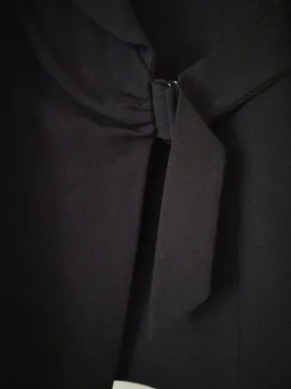 Chaqueta negra con cierre de cinturón