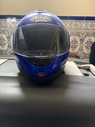 Casco de moto azul oscuro y dos negros