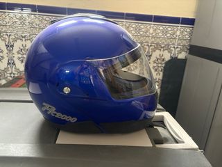 Casco de moto azul oscuro y dos negros