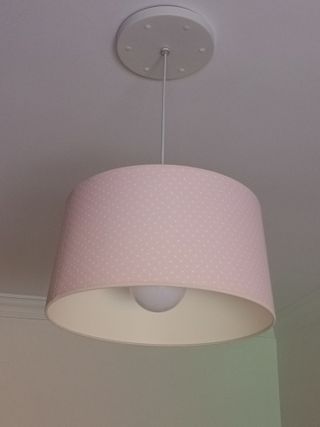 Lámpara rosa con topitos blancos bebé niña