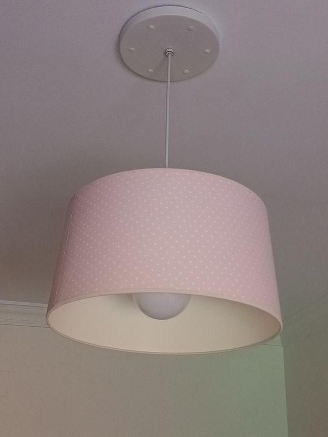 Lámpara rosa con topitos blancos bebé niña