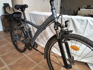 Bicicleta eléctrica BTWIN gris
