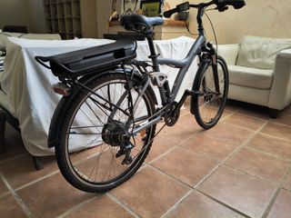 Bicicleta eléctrica BTWIN gris