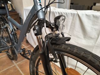 Bicicleta eléctrica BTWIN gris