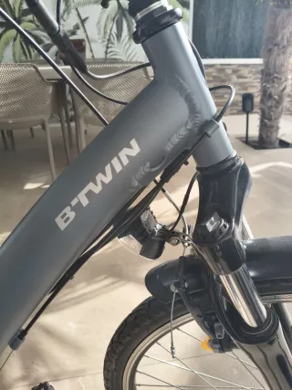 Bicicleta eléctrica BTWIN gris