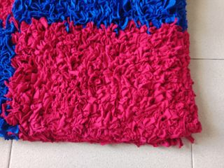 Alfombra de tiras de tela azul y roja, rectangular