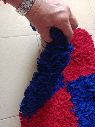 Alfombra de tiras de tela azul y roja, rectangular