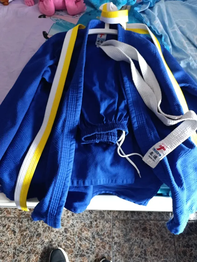 Judogi Azul niño con Cinturones
