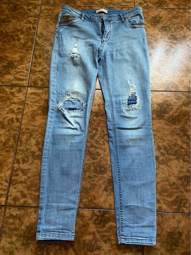 Pantalón vaquero Stradivarius desgastado T. M