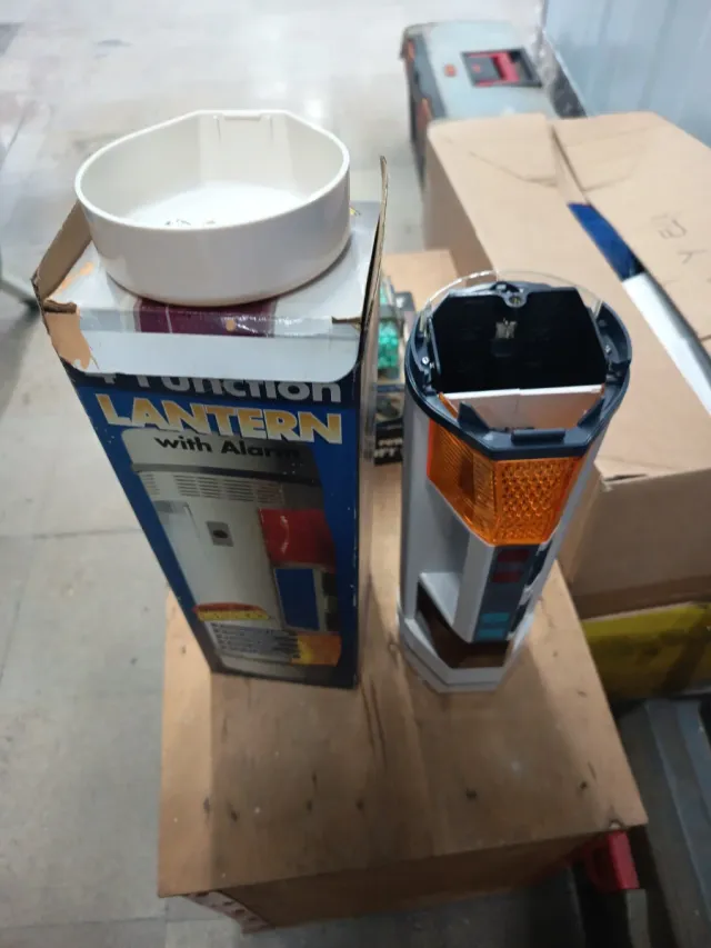 Lámpara vintage con foco y alarma