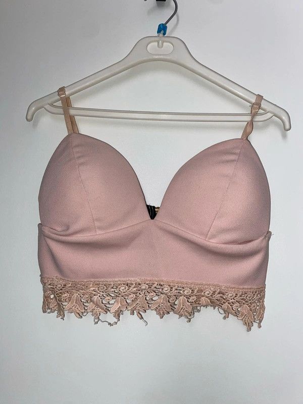 Top corto rosa con encaje