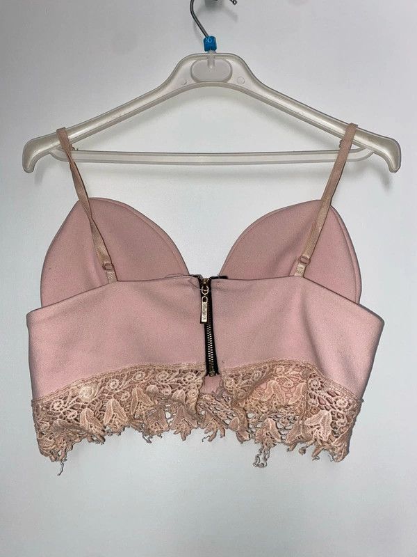 Top corto rosa con encaje