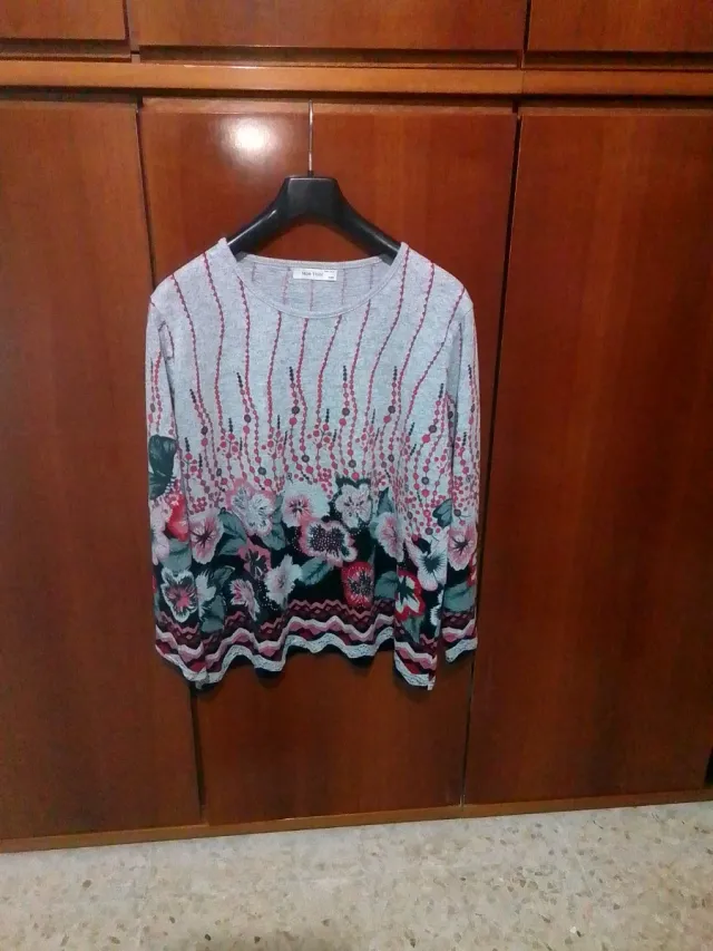 Maglietta a fiori grigia