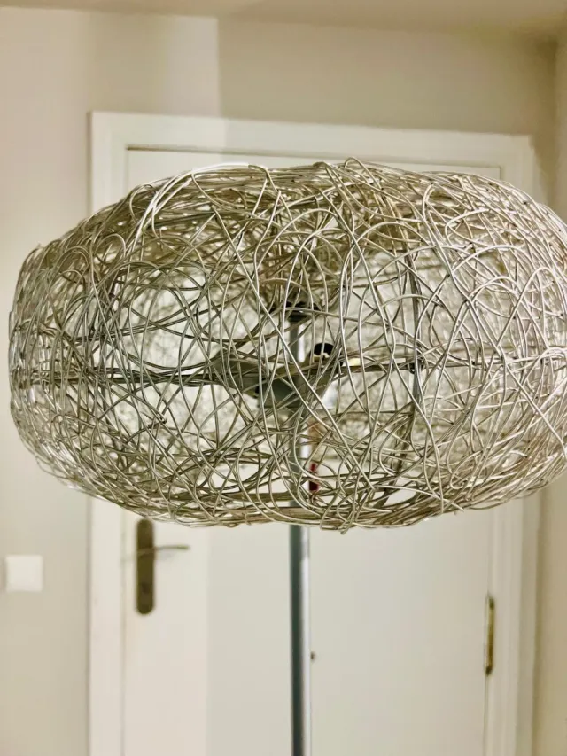 Lámpara de pie de metal plateado