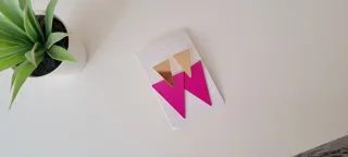 Pendientes Triángulo Fucsia y Dorado
