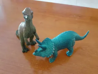 Lote 2 dinosaurios de juguete