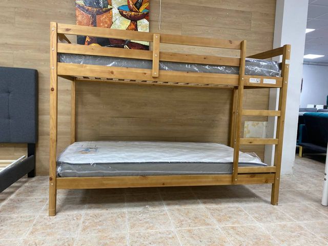 Litera de madera con colchones