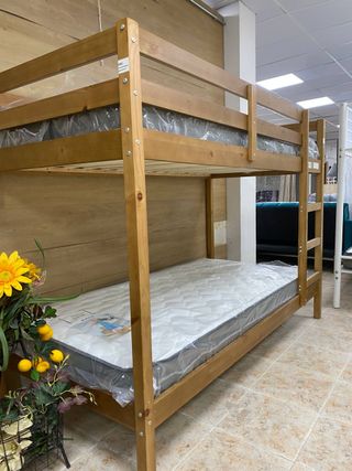 Litera de madera con colchones