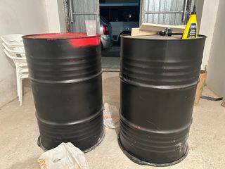 Bidones metálicos negros vacíos