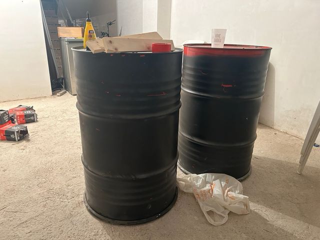 Bidones metálicos negros vacíos
