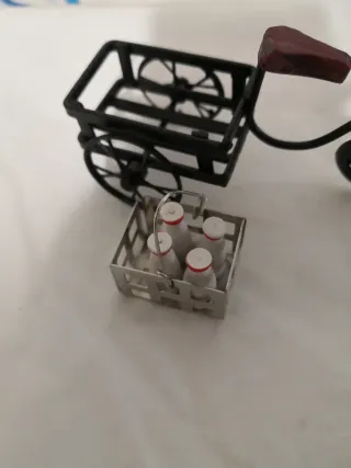 Bicicletta miniatura con cesto e bottiglie