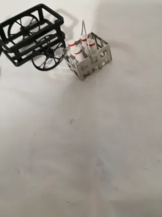 Bicicletta miniatura con cesto e bottiglie