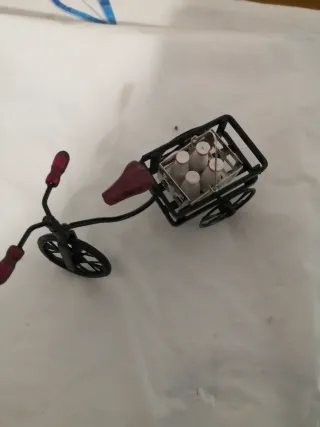 Bicicletta miniatura con cesto e bottiglie