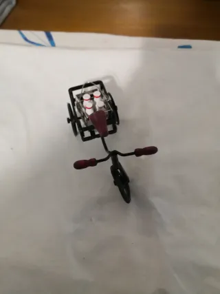 Bicicletta miniatura con cesto e bottiglie