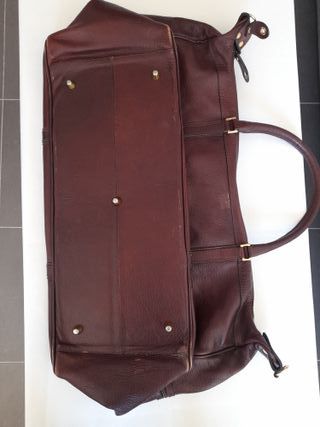 Gran bolso de viaje de cuero marrón oscuro.