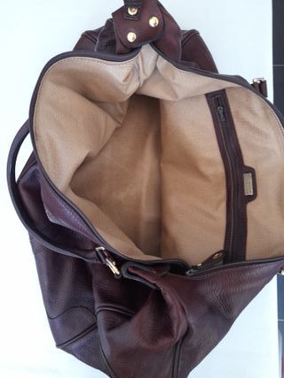 Gran bolso de viaje de cuero marrón oscuro.