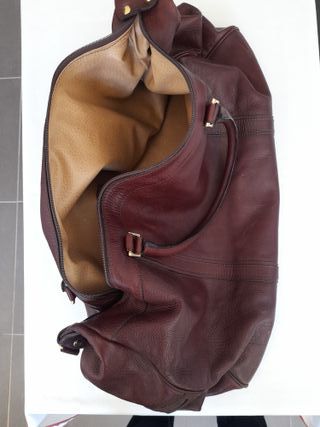 Gran bolso de viaje de cuero marrón oscuro.