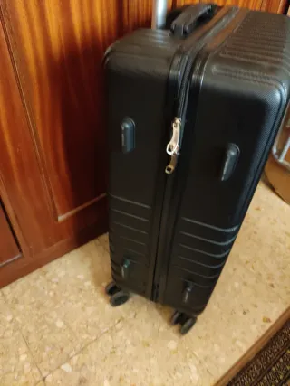 Maleta de viaje negra con ruedas