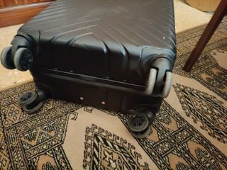 Maleta de viaje negra con ruedas