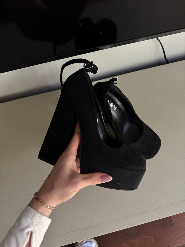 Zapatos de tacón negros con plataforma