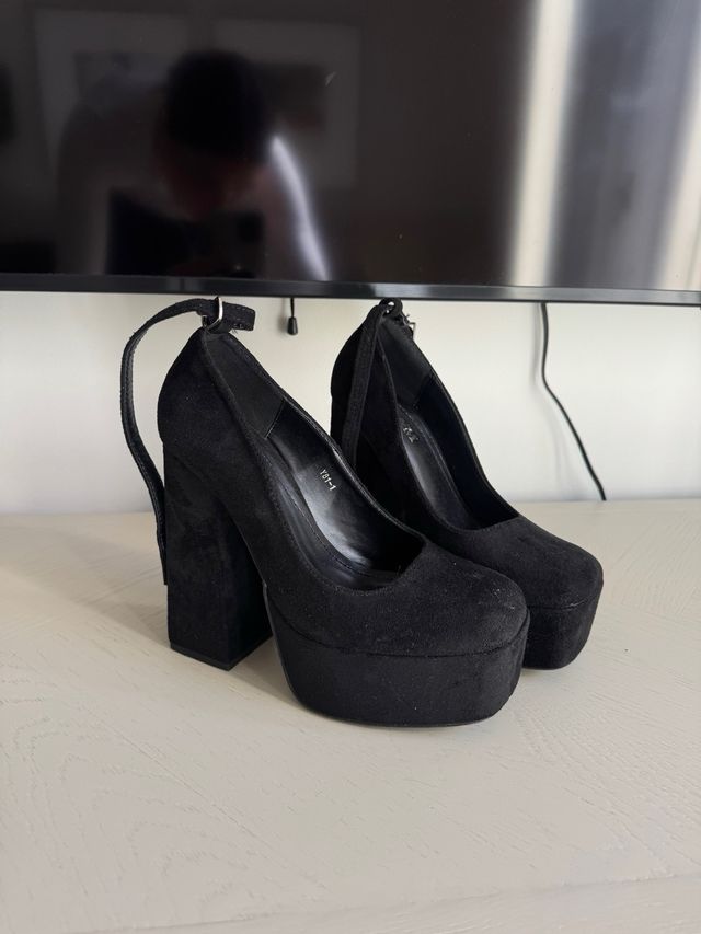 Zapatos de tacón negros con plataforma
