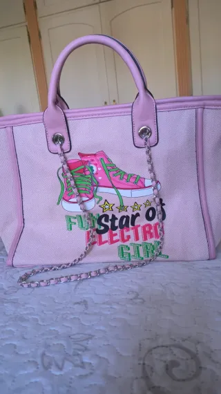 Bolso rosa con estampado de zapatillas
