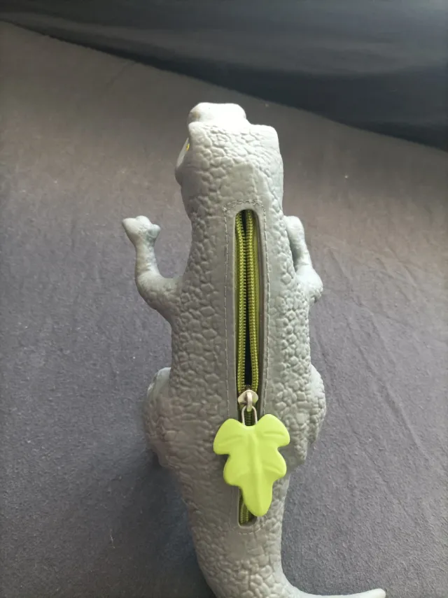 Dinosaurio T-Rex estuche escolar.