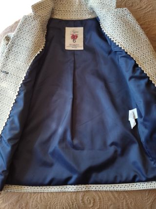 Abrigo niña estampado. Talla 6