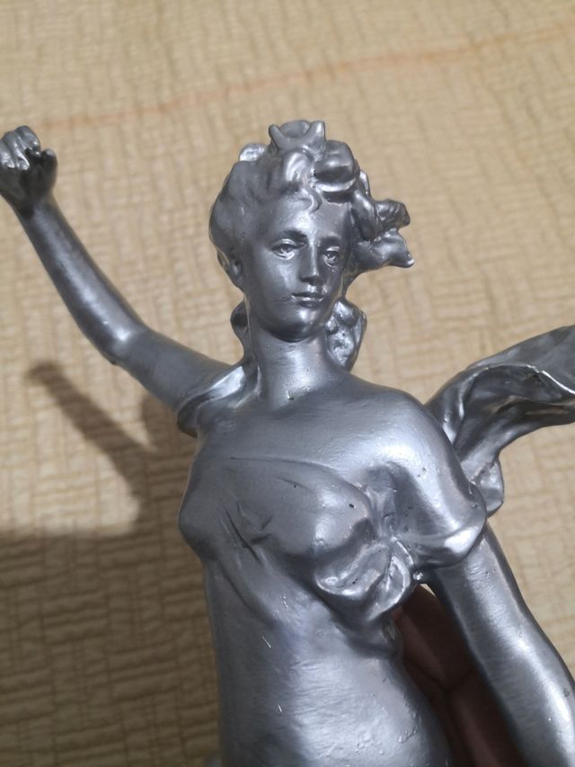 Figura de latón plateado