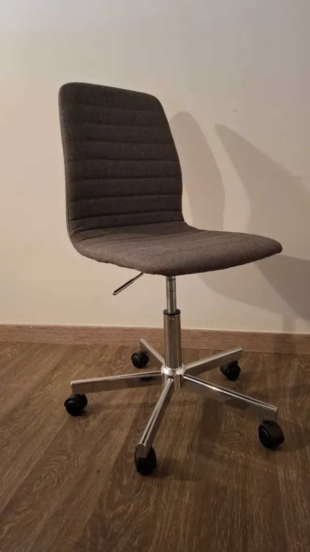 Silla de escritorio gris oscuro con ruedas