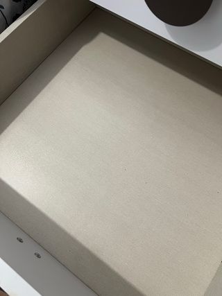 Cajonera blanca con tiradores redondos