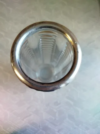 Antiguo jarrón de cristal con base y boca de plata